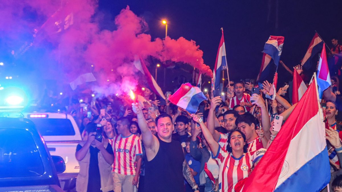 Paraguai embarca para a Copa do Mundo com festa da torcida nas ruas de Assunção