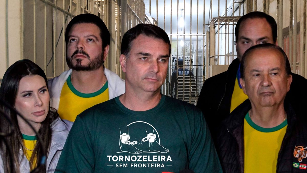 Flávio Bolsonaro lança ONG para valorização de presidiários e anuncia oficinas