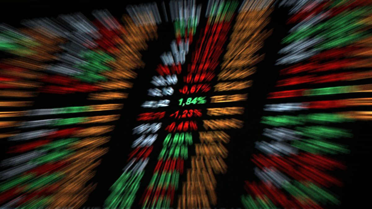 Ibovespa cai pressionado por Petrobras com mercado à espera de dados dos EUA