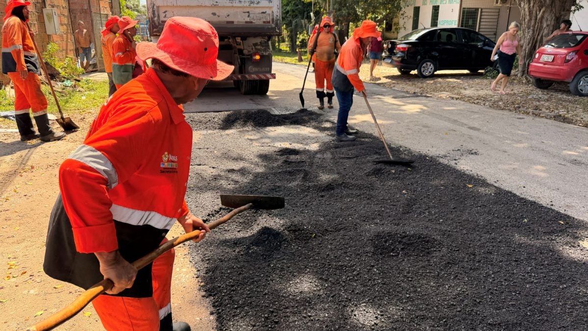 Prefeitura de Manaus recupera asfalto na rua da Sepror, no Colônia Terra Nova