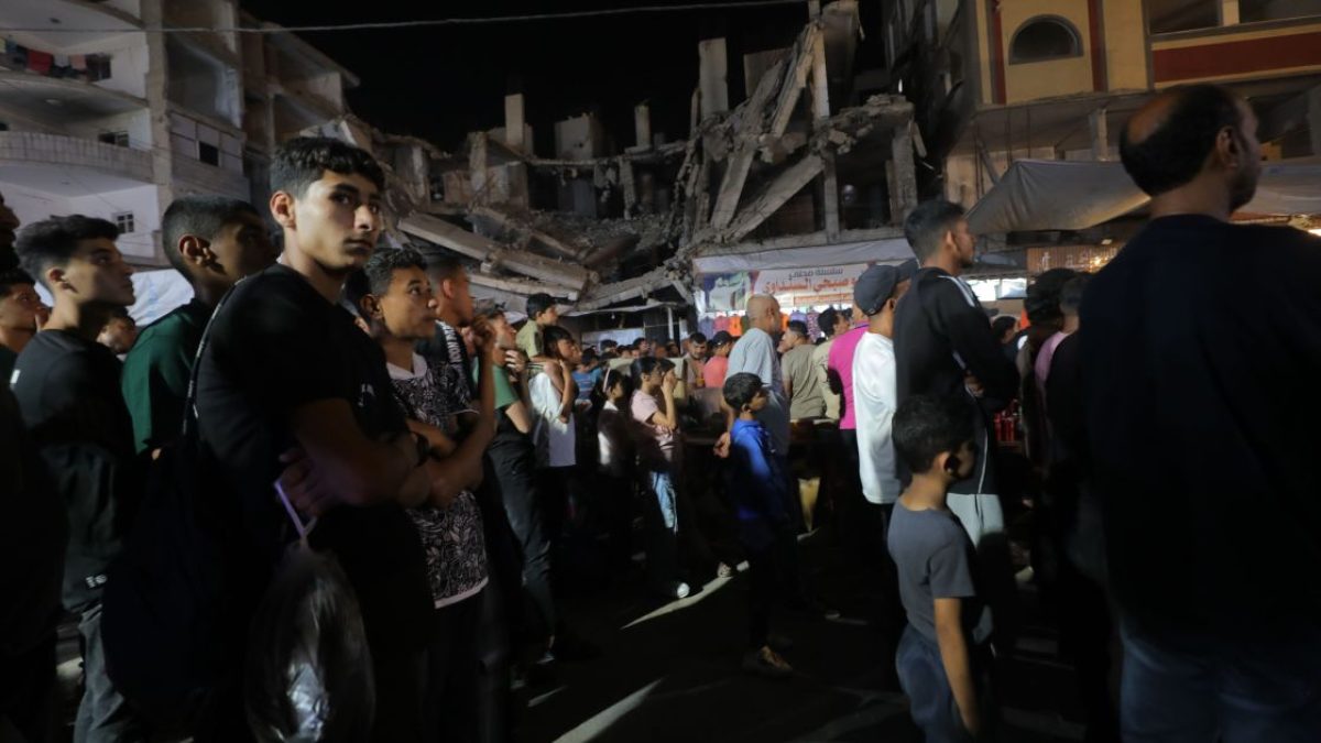 Em meio a ruínas e drones, palestinos deslocados tentam acompanhar a Copa do Mundo em Gaza