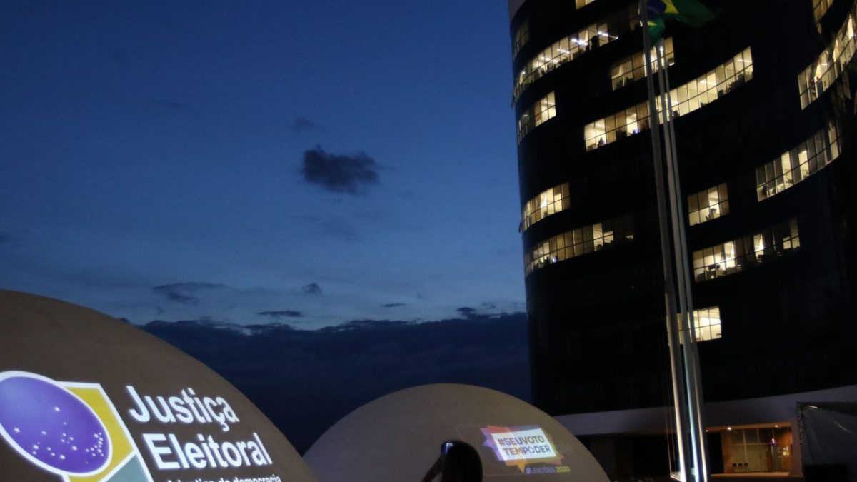 TSE adia julgamento sobre validade de pesquisa eleitoral da AtlasIntel após pedido de vista