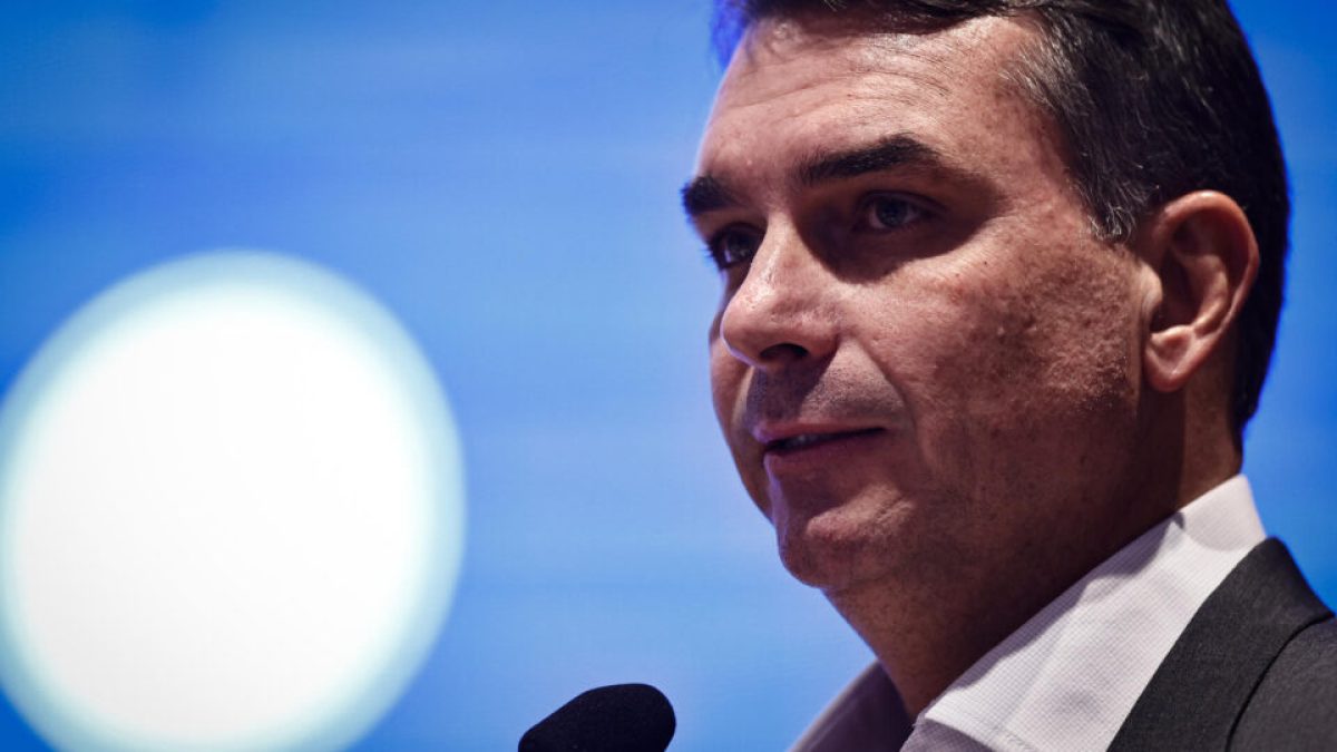 Em vídeo, Flávio Bolsonaro faz aceno a Michelle
