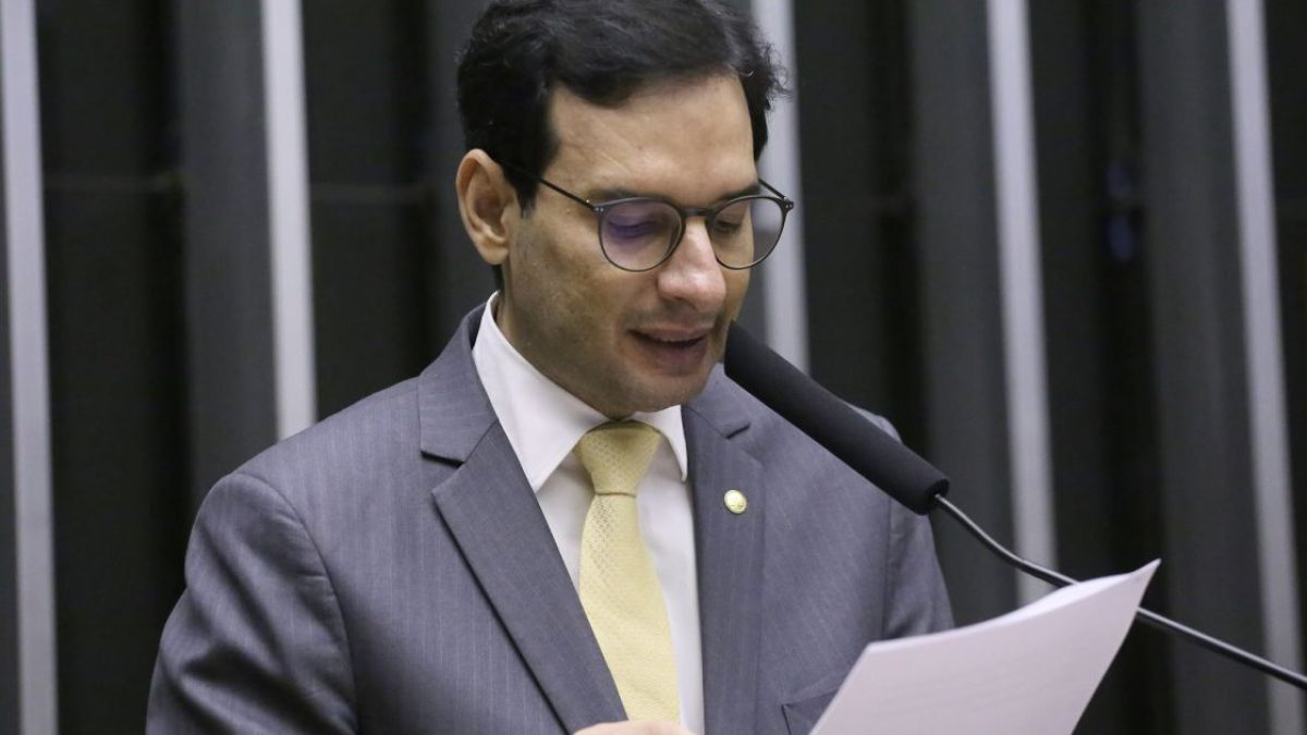 Relator apresenta novo parecer sobre fim da escala 6×1 a líderes nesta terça