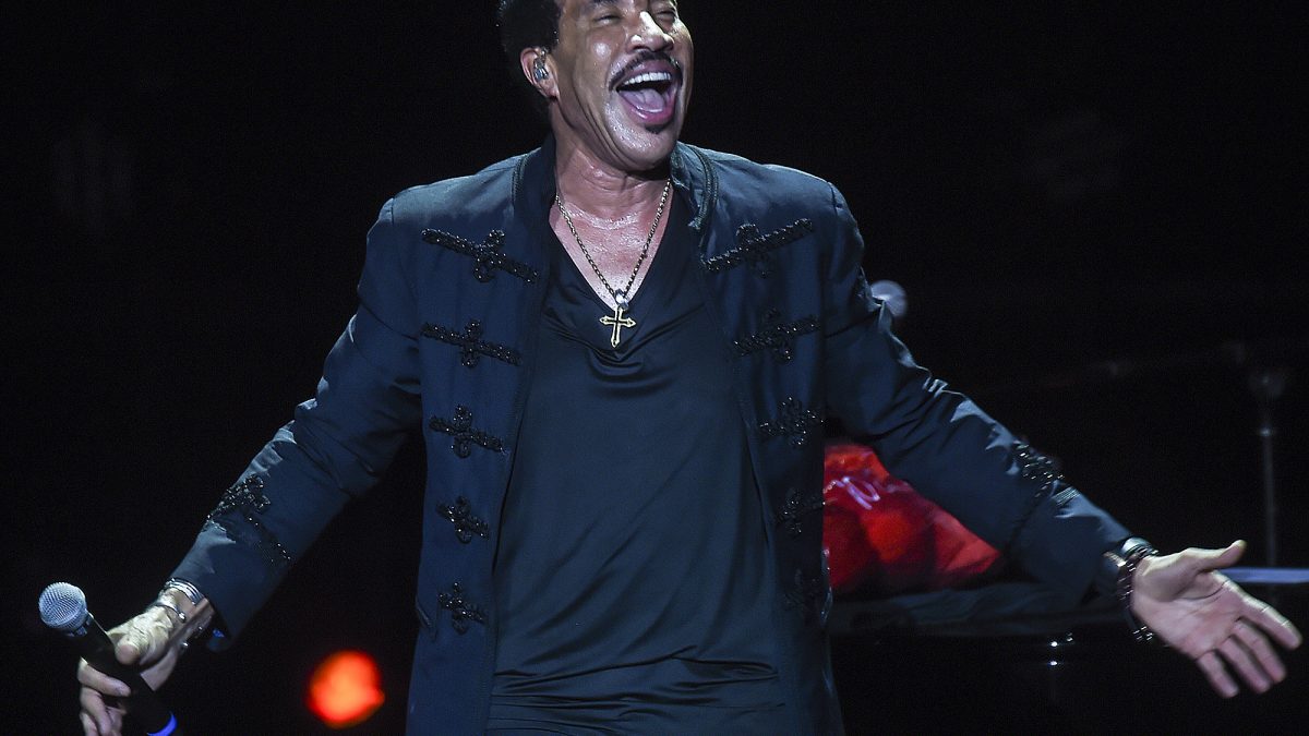 Lionel Richie é levado para hospital às pressas após passar mal durante show