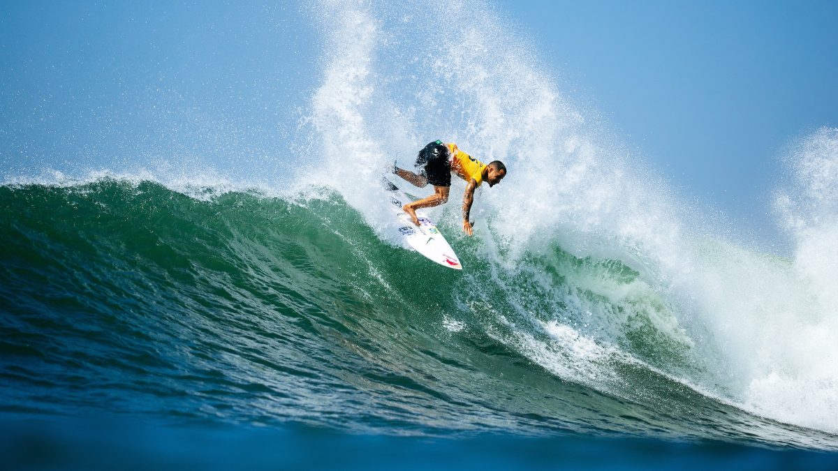 Com pontos no joelho, Italo Ferreira vence marroquino e avança às oitavas em El Salvador