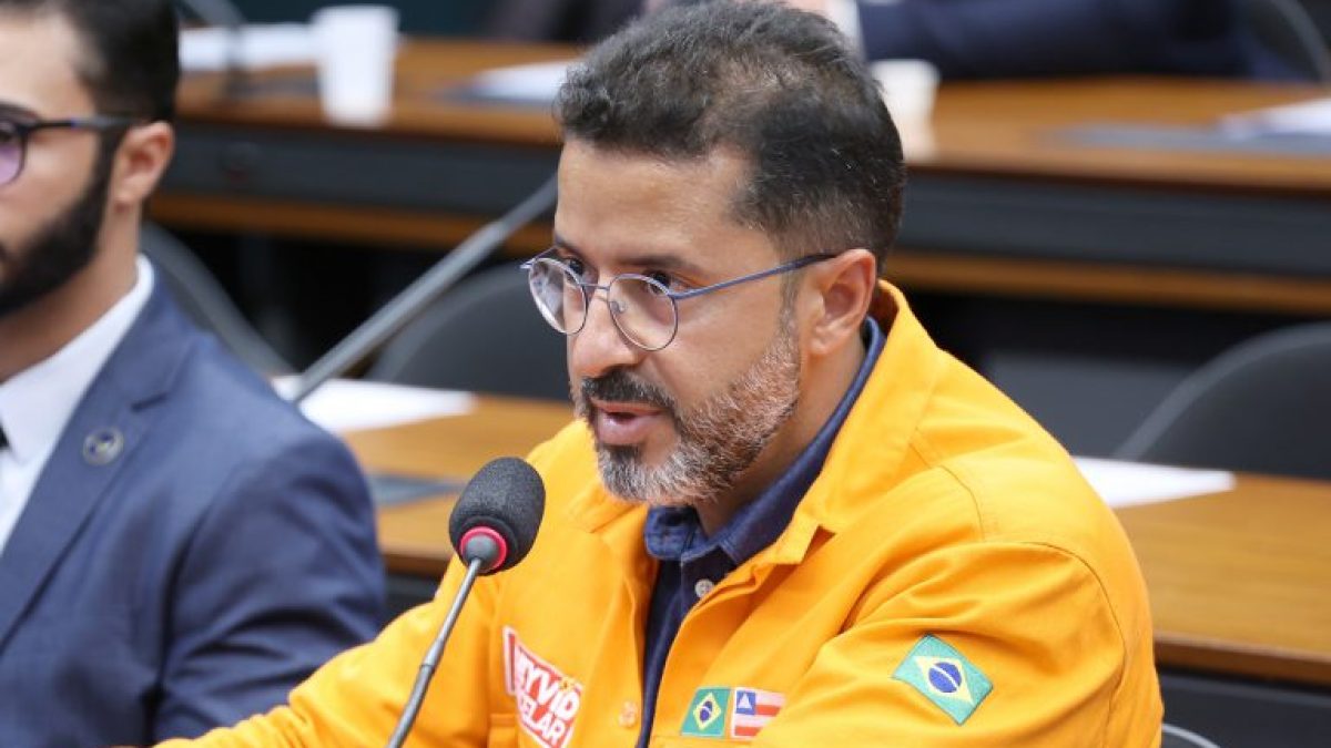 Debatedores divergem sobre imposto à exportação de petróleo e medidas do governo para conter combustíveis