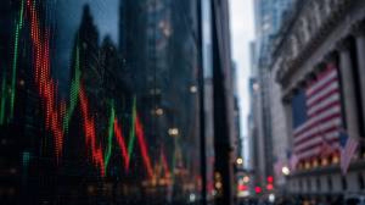 Bolsas de NY fecham sem direção única, com Dow Jones em alta e Nasdaq caindo 1,3%