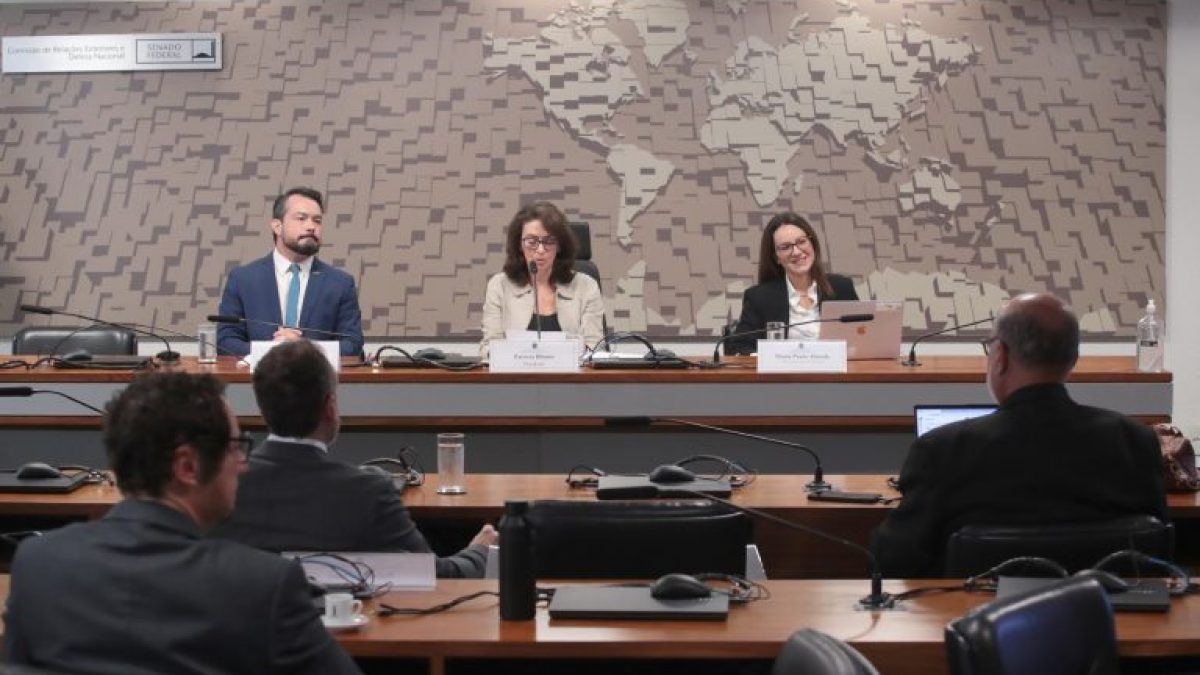 Especialistas cobram atualização legislativa contra fake news nas eleições de 2026