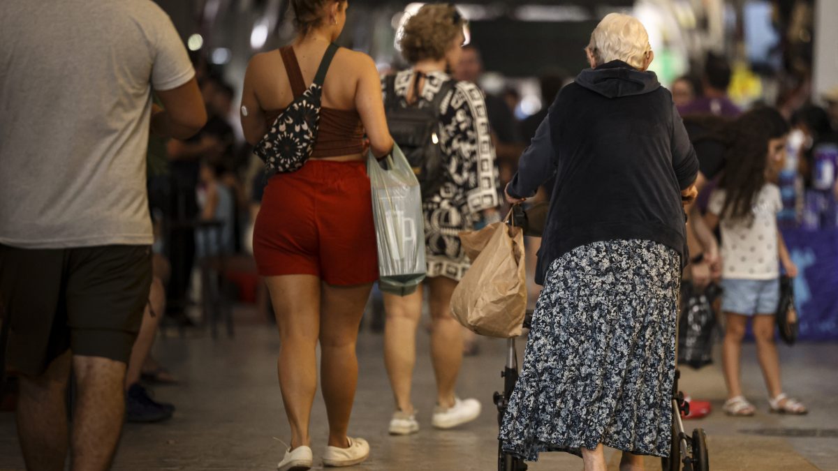 Número de idosos no mercado de trabalho bate recorde e maioria atua na informalidade