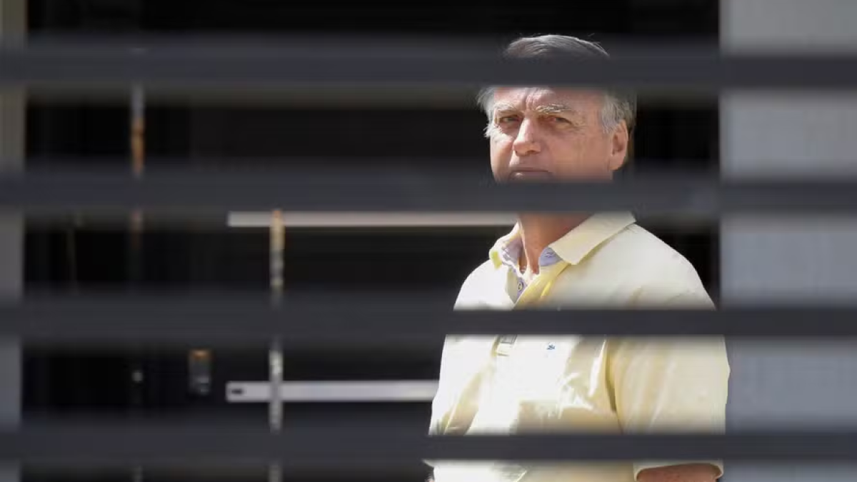 Posse de arma por Bolsonaro em prisão domiciliar pode levar à regressão de regime, avaliam juristas