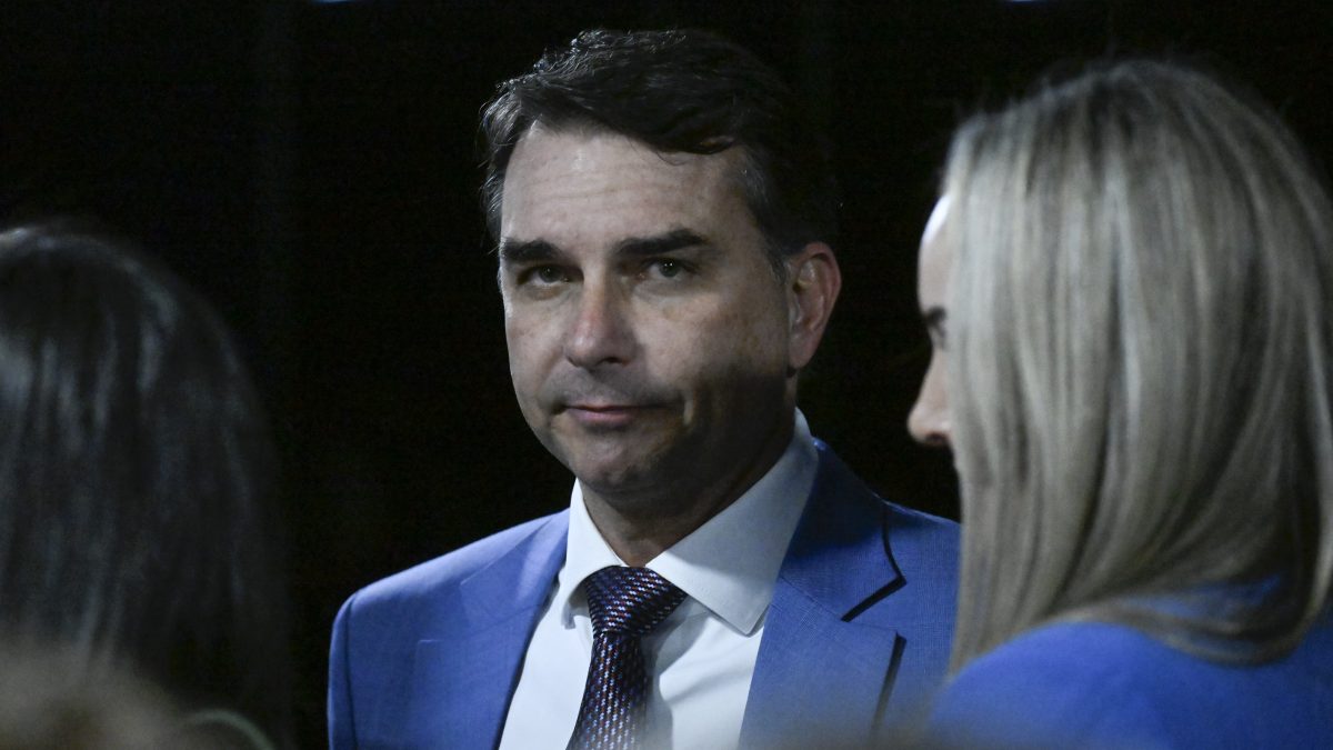 Flávio Bolsonaro perde apoio entre evangélicos, mulheres e jovens, aponta Quaest