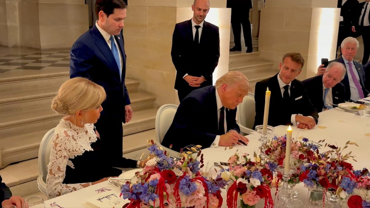 Trump assina acordo com Irã na França para encerrar guerra e reabrir Estreito de Ormuz