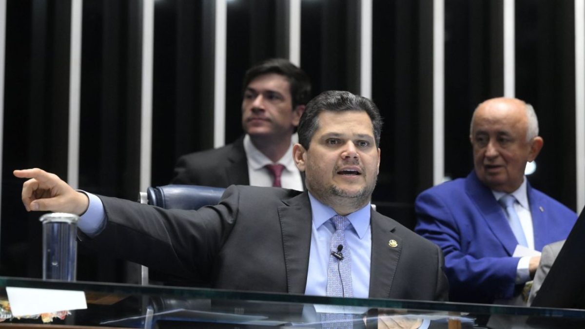 Disputa por relatoria da PEC 6x1 mantém indefinição sobre cronograma no Senado
