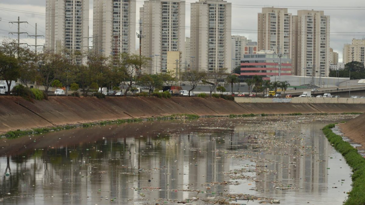 Cocaína, agrotóxicos e microplásticos: o retrato alarmante da poluição no Rio Tietê
