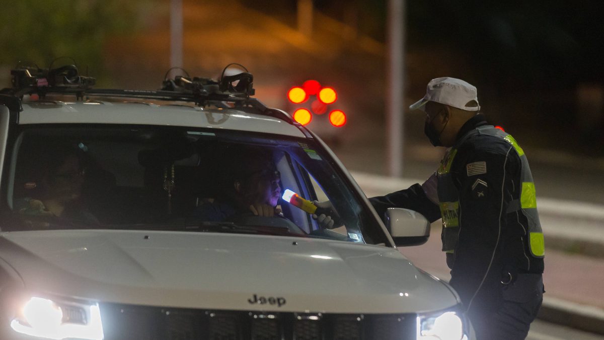 Brasil aplica 23 multas de lei seca por hora em 18 anos, revela Senatran