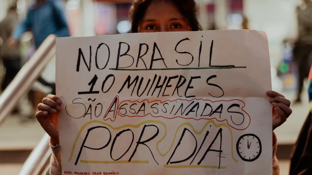 Assassinatos de mulheres dentro de casa seguem estáveis há uma década, aponta Atlas da Violência