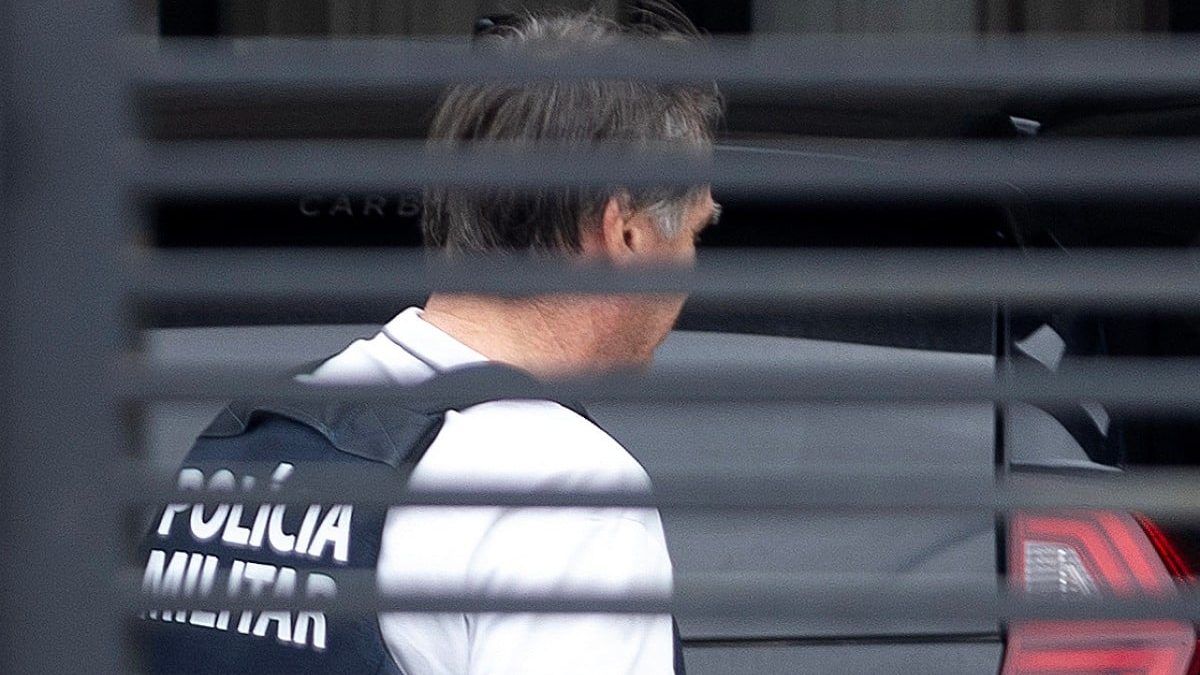 Arma registrada em nome de Bolsonaro é apreendida com militar durante blitz no DF