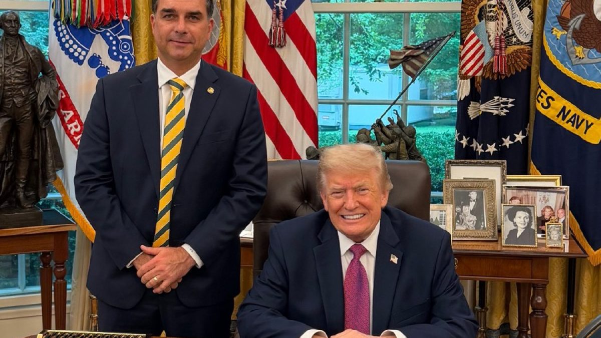 Flávio Bolsonaro tenta atribuir tarifas de Trump a Lula e se oferece para negociar