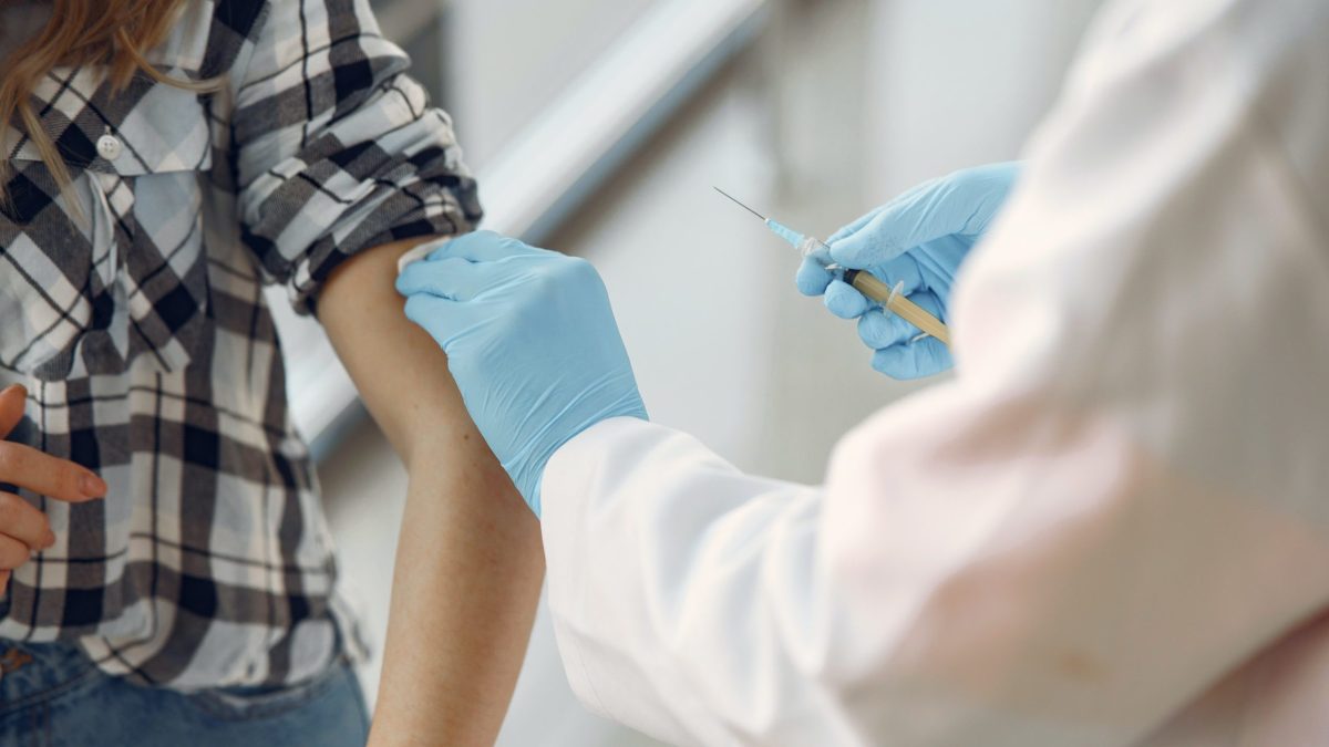 Vacina projetada por inteligência artificial conclui primeira fase de testes em humanos no Reino Unido