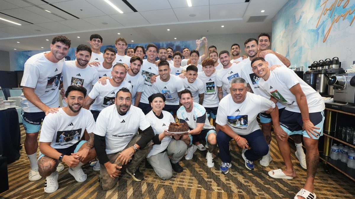 Festa de aniversário de Messi na seleção argentina tem até camisa personalizada; veja