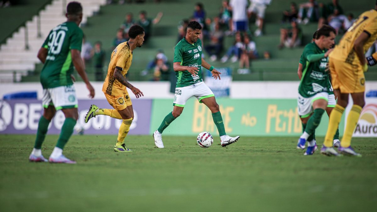 Isaque completa 100 jogos pelo Guarani e mira acesso para quitar 'dívida' com torcida