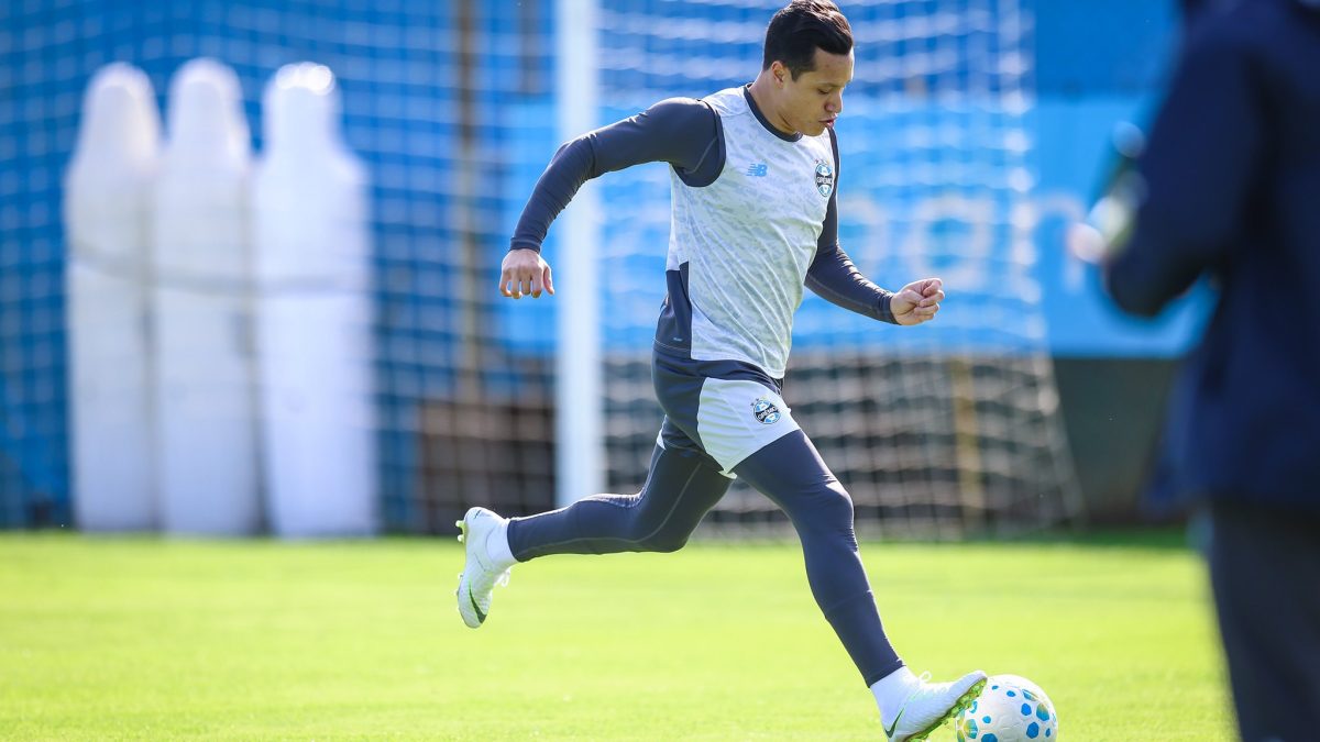 Marlon treina com bola no Grêmio pela primeira vez desde a fratura
