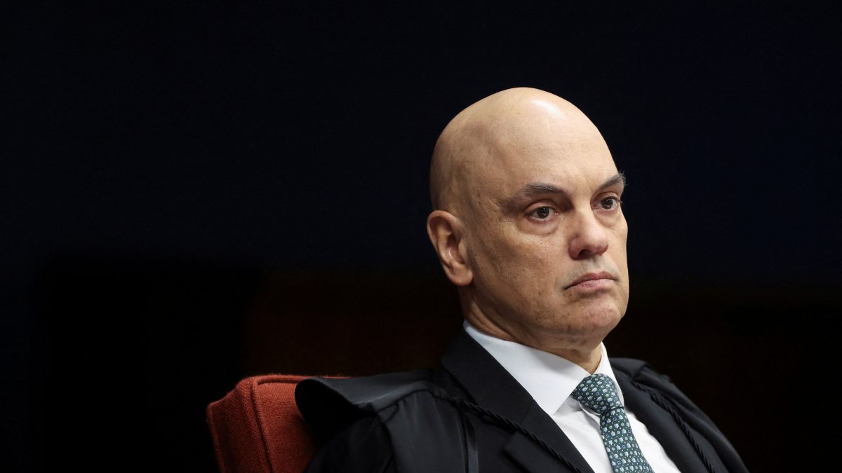 Moraes autoriza depoimento presencial de Bolsonaro sobre arma apreendida em blitz