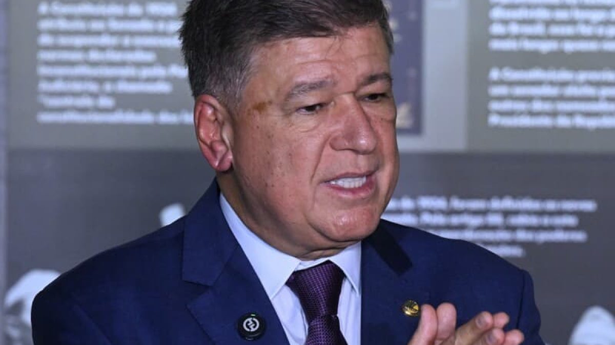 Senador Carlos Viana propõe escala 4x3 para profissionais de saúde e segurança