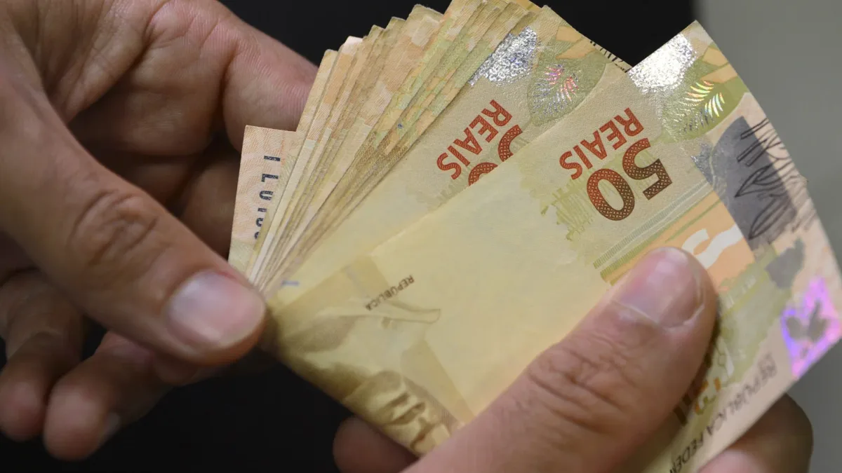 Endividamento recorde das famílias brasileiras atinge 49,8% e expõe crise estrutural