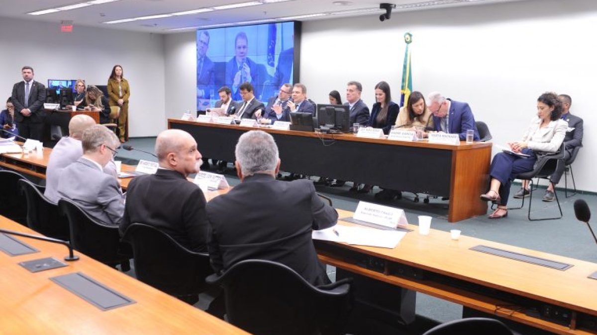 Votação sobre redução da maioridade penal para 16 anos é adiada na CCJ da Câmara