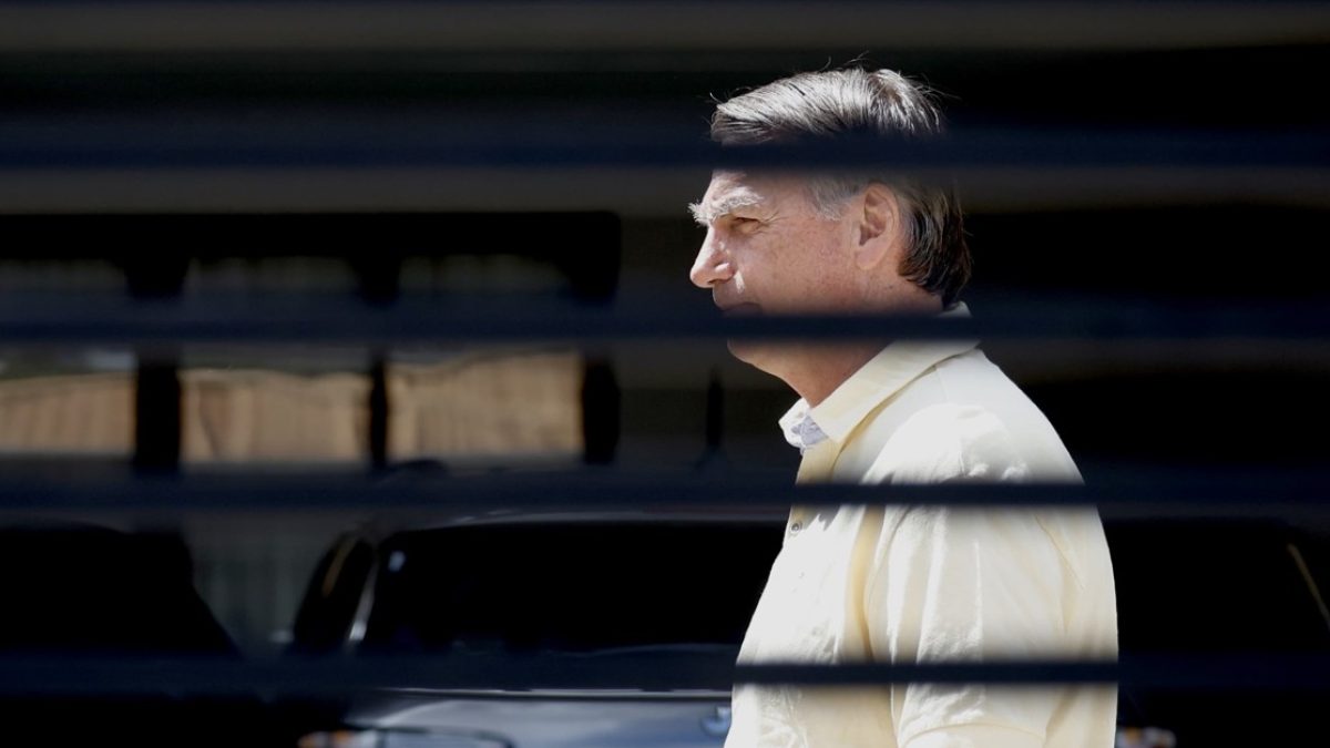 Moraes autoriza depoimento presencial de Bolsonaro sobre arma apreendida pela PM