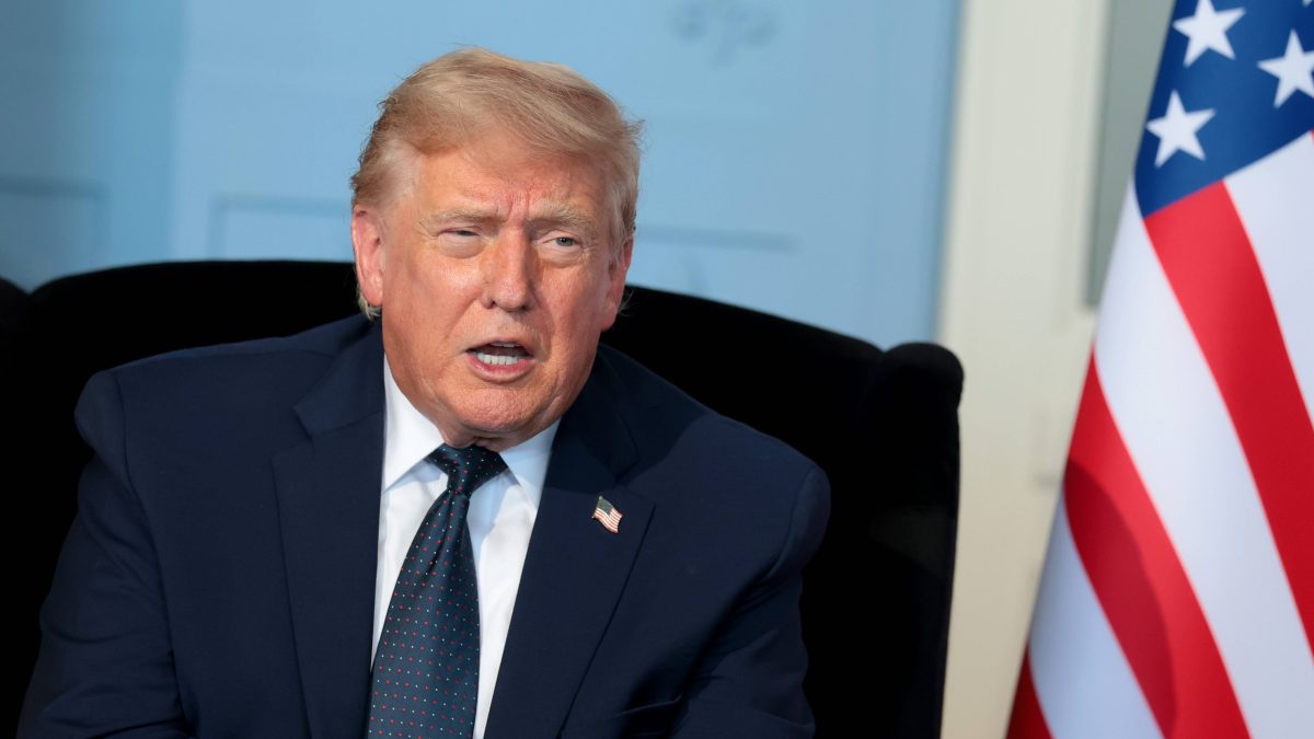 EUA e Irã assinam acordo de cessar-fogo, mas Trump ameaça retomar ataques