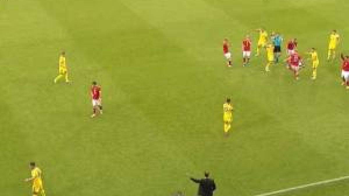 Christian Eriksen desaba em campo durante amistoso e é retirado consciente