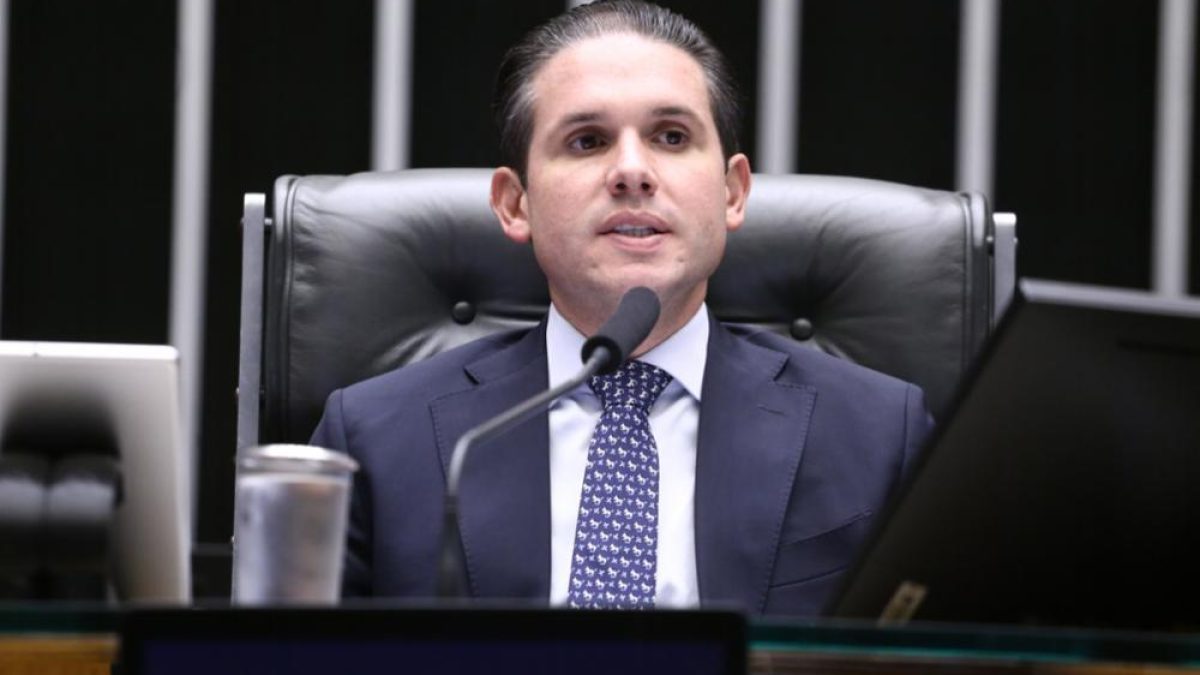 Recesso junino dá respiro a Motta após revelações sobre relação com Vorcaro