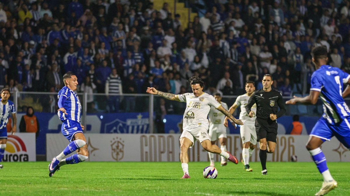 Meia Jean Carlos encaminha a saída da Chapecoense