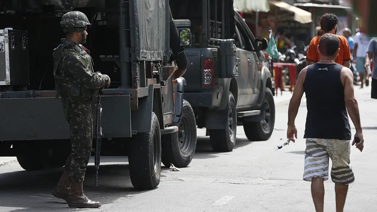 Polícia cumpre 56 mandados de prisão no Complexo da Maré contra o Terceiro Comando Puro