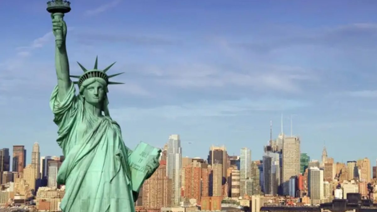 Estátua da Liberdade não representa força feminina, afirma artigo