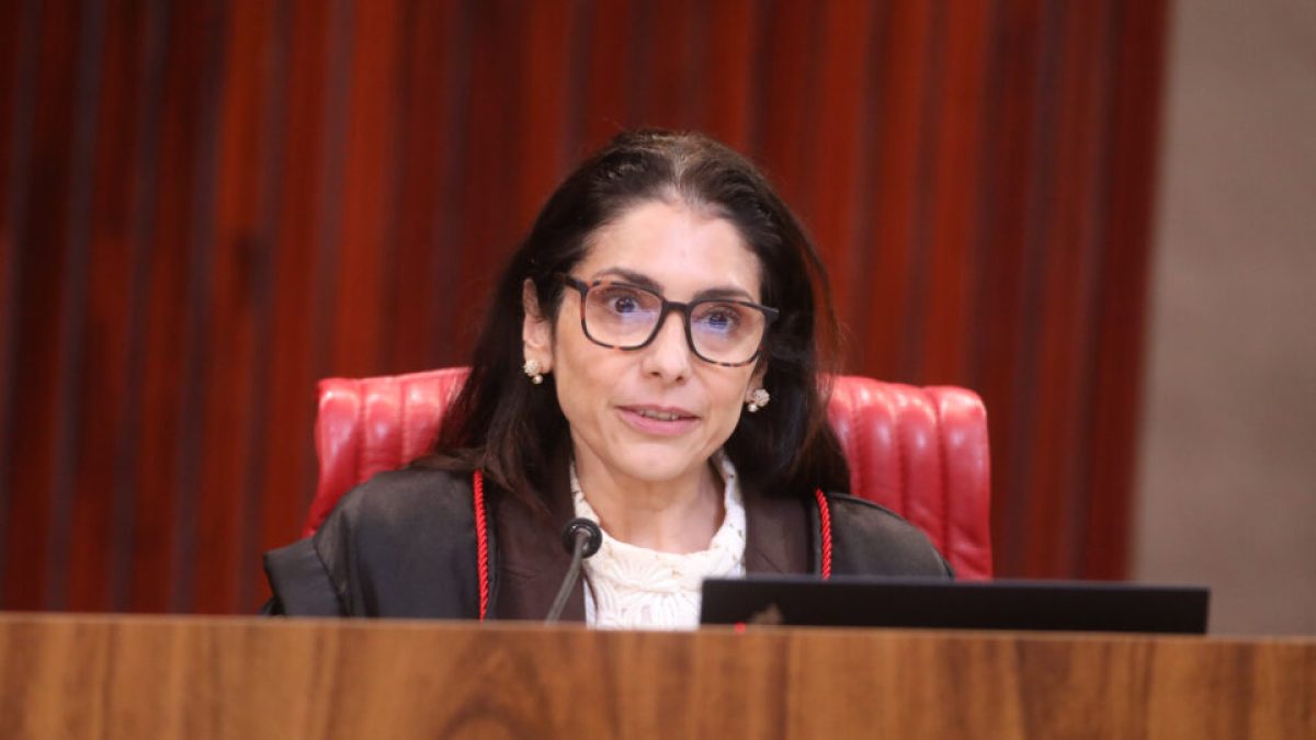 TSE manda excluir posts que associam Flávio e Lula a facções