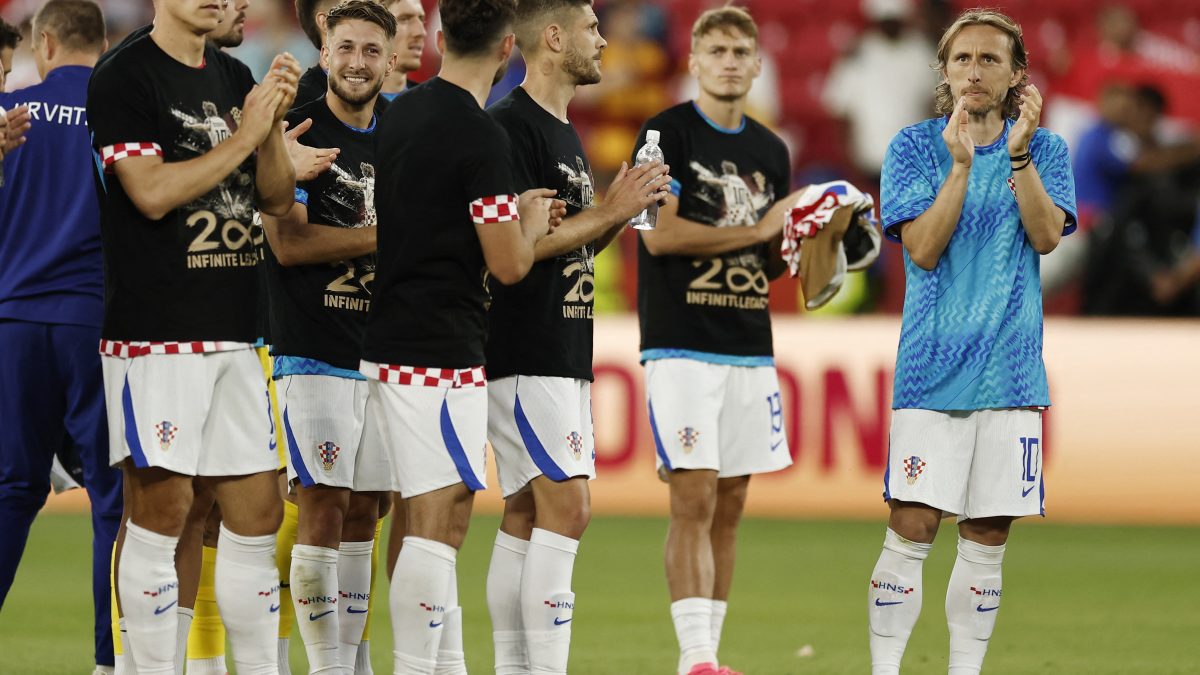 Modric ganha camisa de 200 jogos pela Croácia e é carregado por time: "Legado infinito"