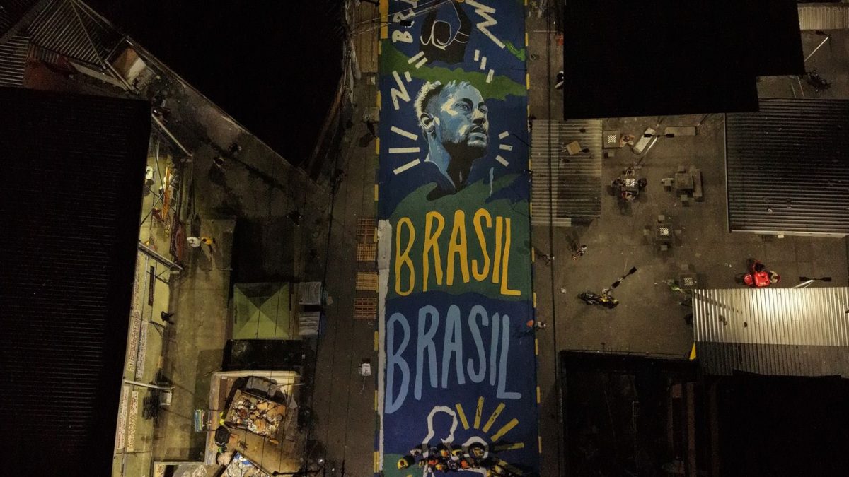 Pintura ressignifica rua marcada por operação policial letal no Rio de Janeiro