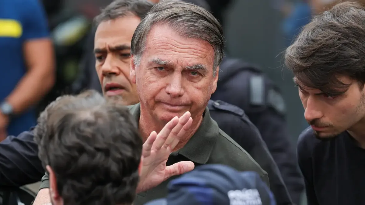 Polícia Civil do DF pede ao STF autorização para ouvir Bolsonaro sobre arma apreendida