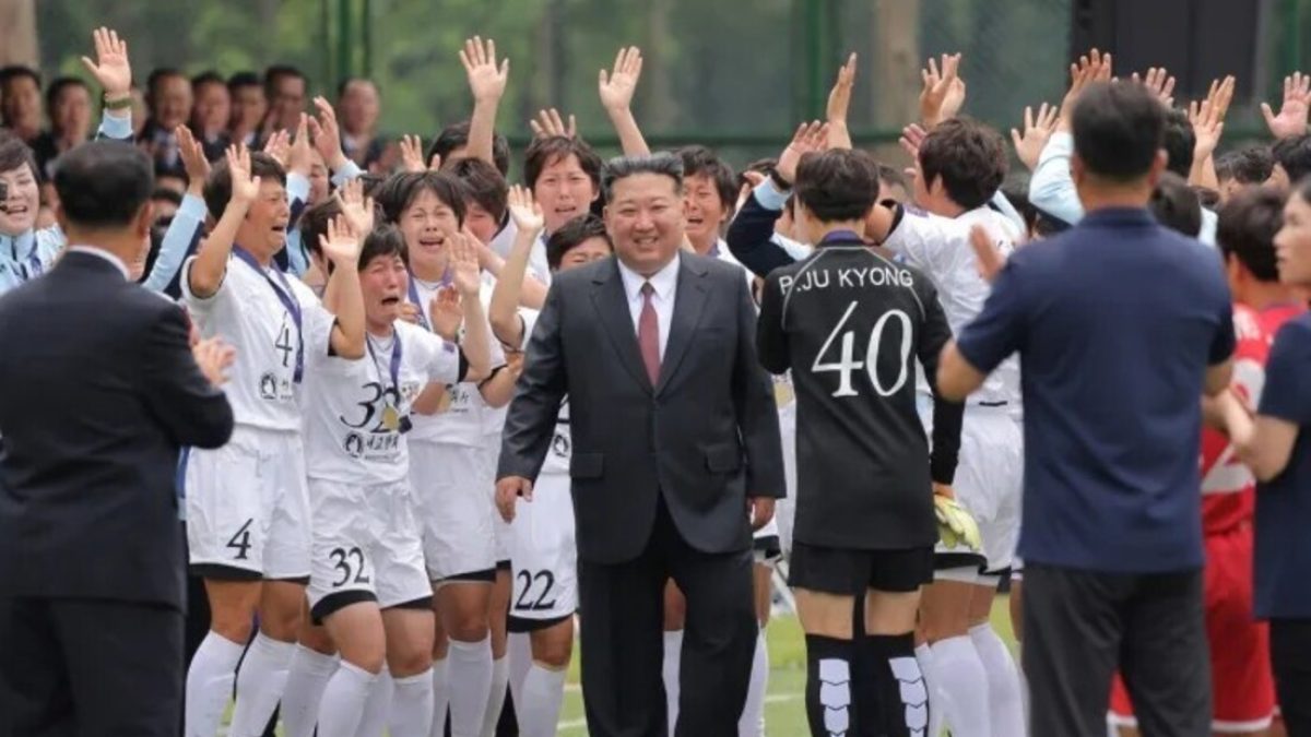 Jogadoras norte-coreanas choram ao lado de Kim Jong-un após título asiático