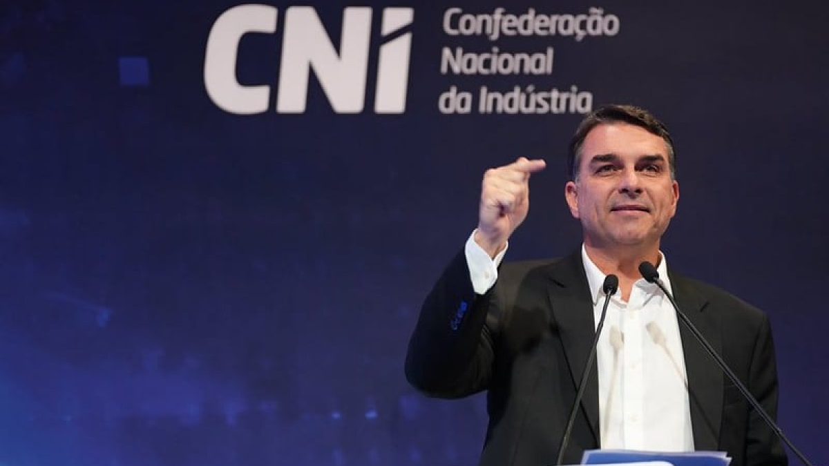 No palco da indústria, Flávio Bolsonaro e Zema vendem um Brasil de privatizações