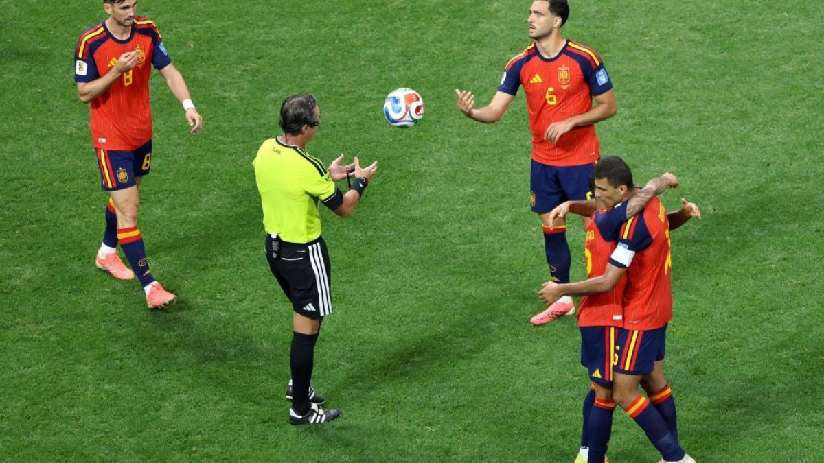 Apesar de demora do VAR, Claus estreia na Copa com arbitragem “tranquila”
