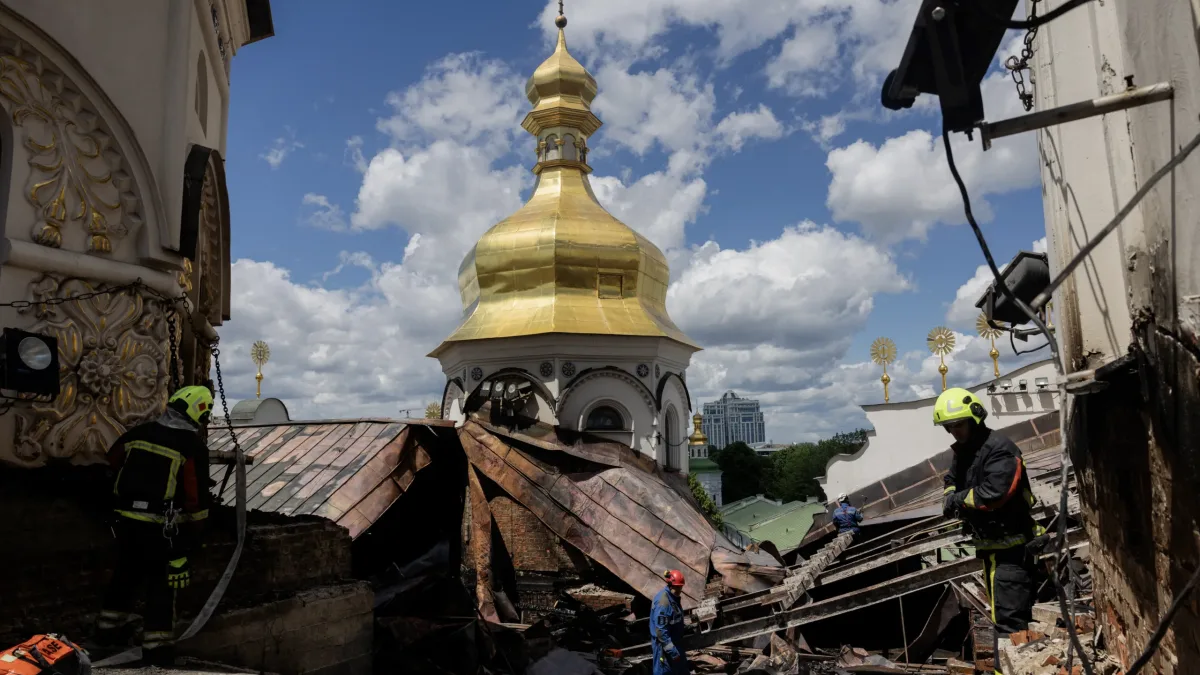 Ataque russo em Kiev deixa mortos e atinge mosteiro da Unesco; Moscou culpa míssil dos EUA