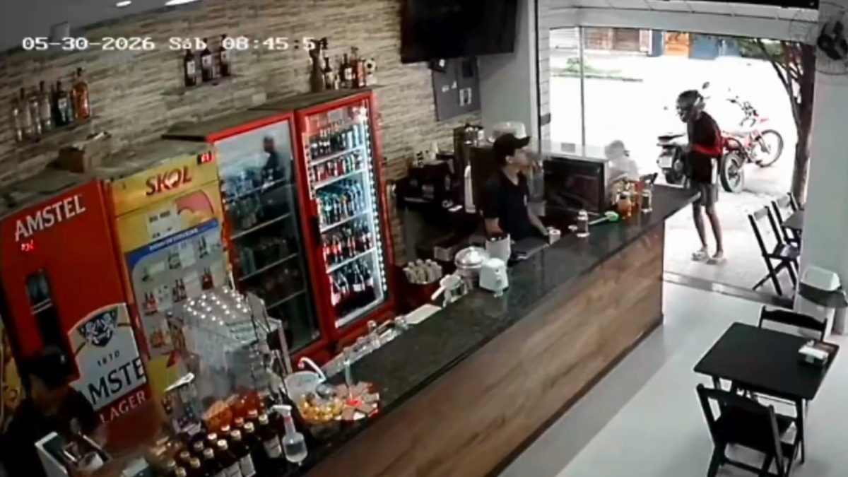 Dupla furta dois celulares em menos de cinco minutos em Santos