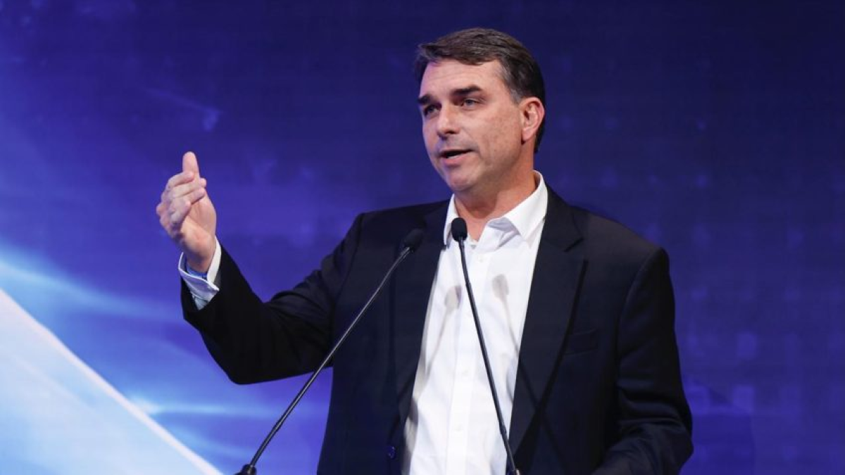 Flávio Bolsonaro se inscreve para encenar suposta defesa do Brasil contra “TariFlávio” nos EUA