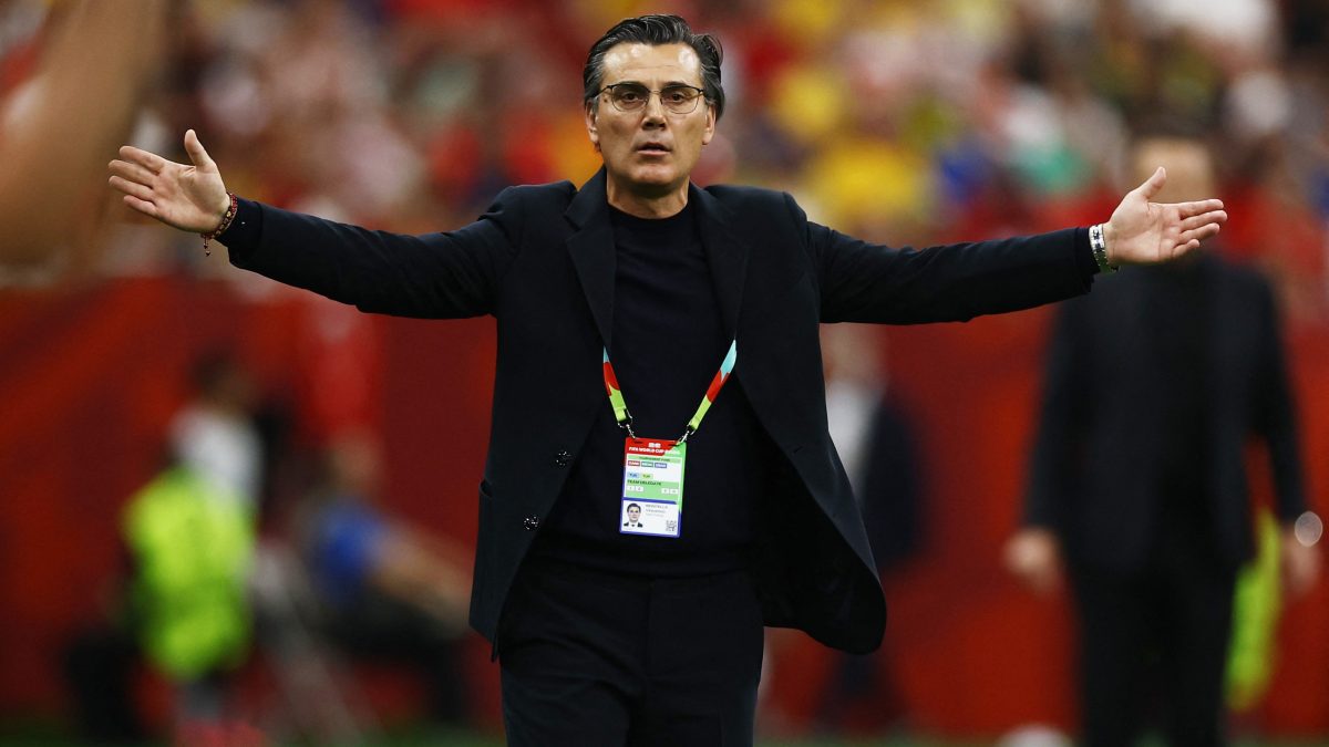 Técnico da Turquia dispara contra críticas por eliminação na Copa e avisa: "Não vou renunciar"