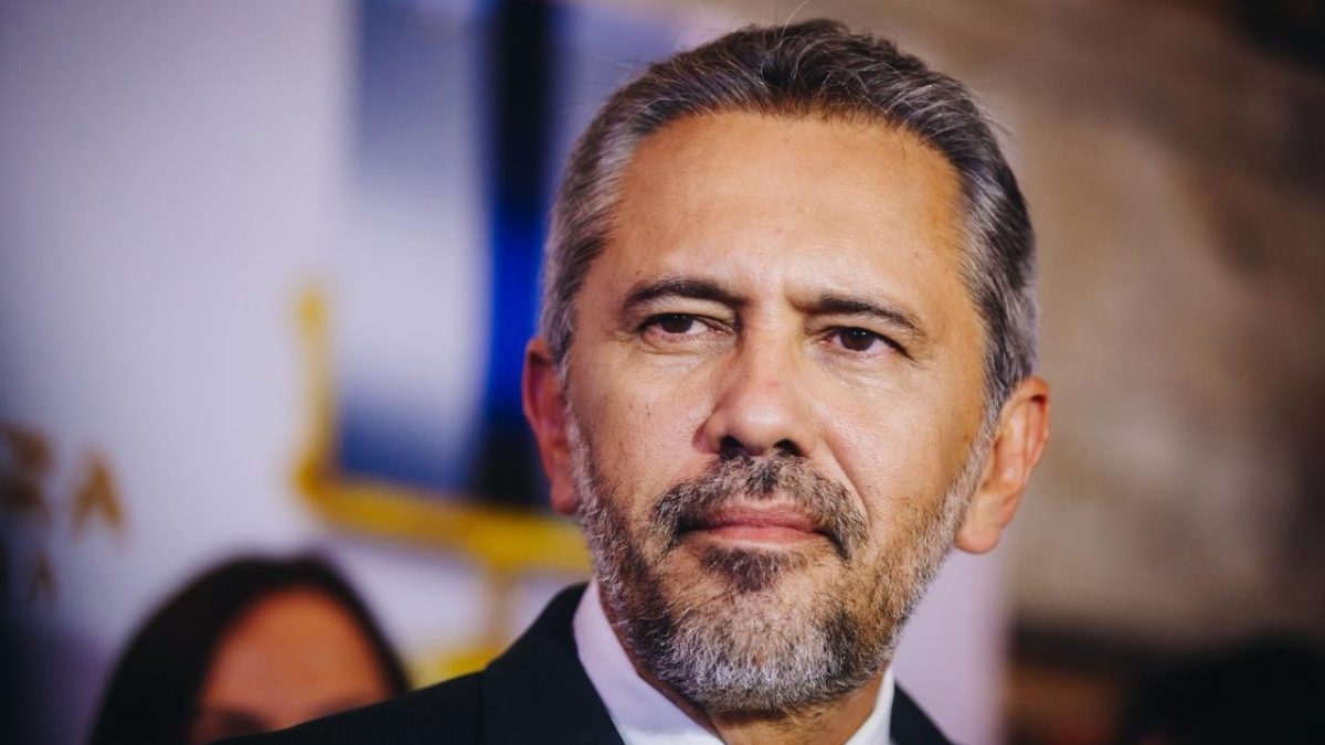 Governador Elmano critica oposição após crise entre Michelle e Flávio Bolsonaro: 'incoerência política'